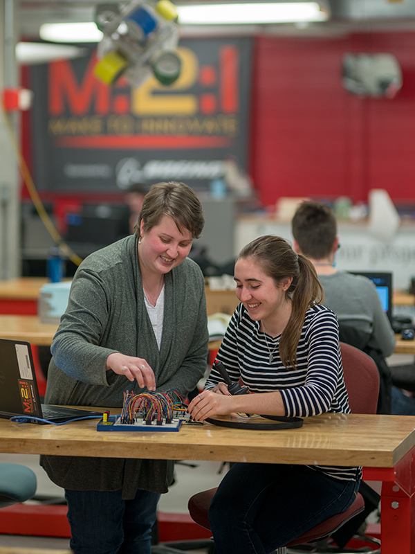 students in the make to innovate lab