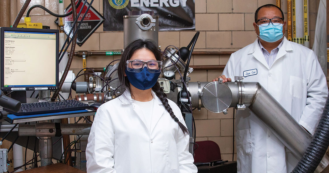 Yoke Qi Ho and Jun Cui in the lab